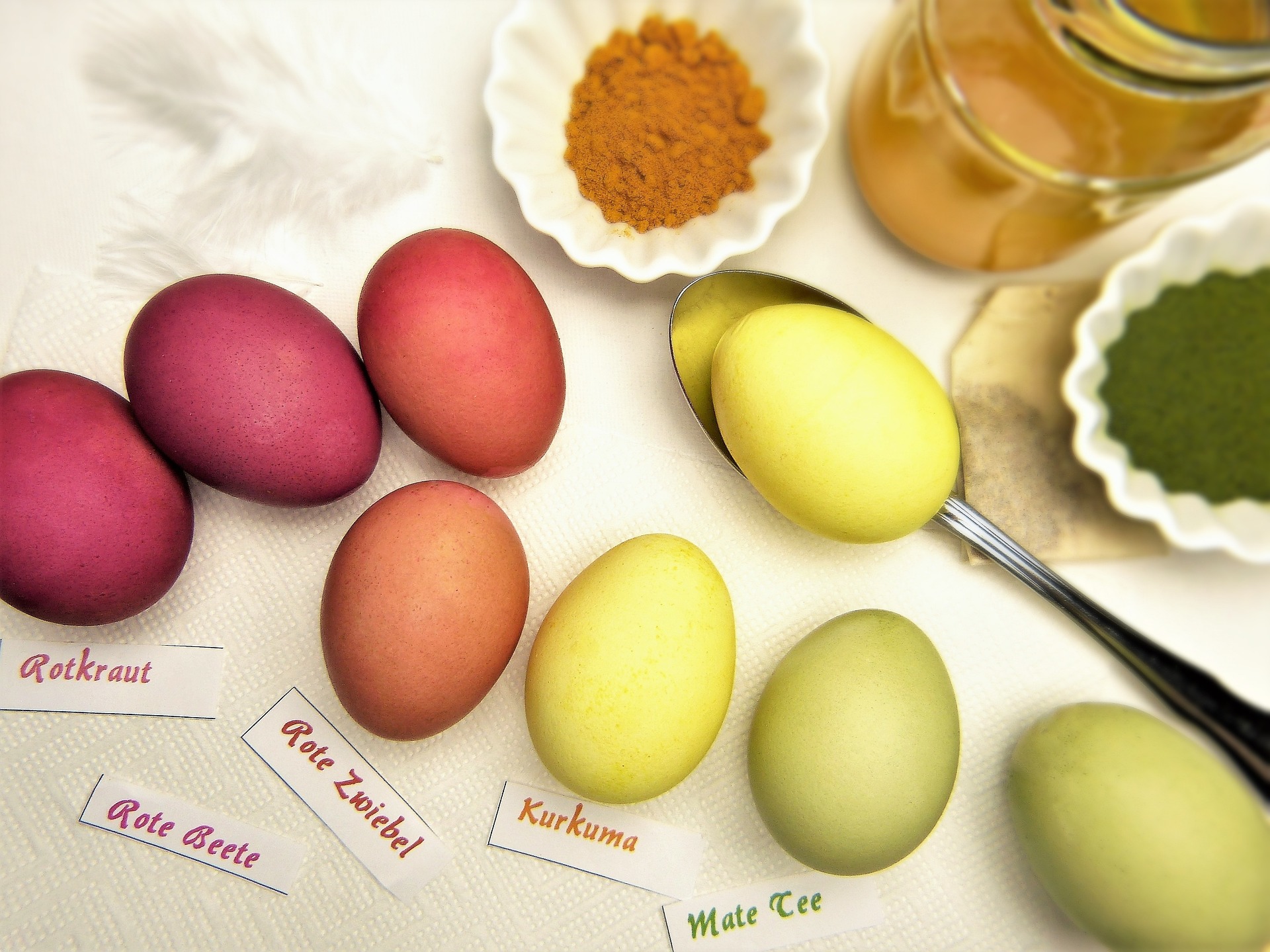 Coloring Easter eggs naturally
